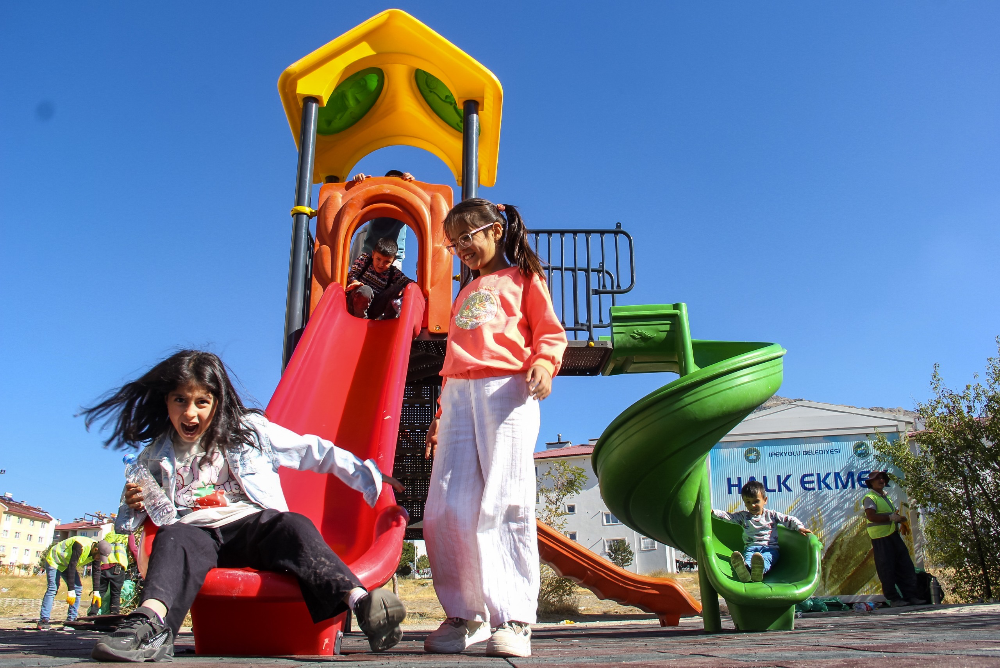 Bostaniçi TOKİ Mahallesindeki oyun parkı yenilendi