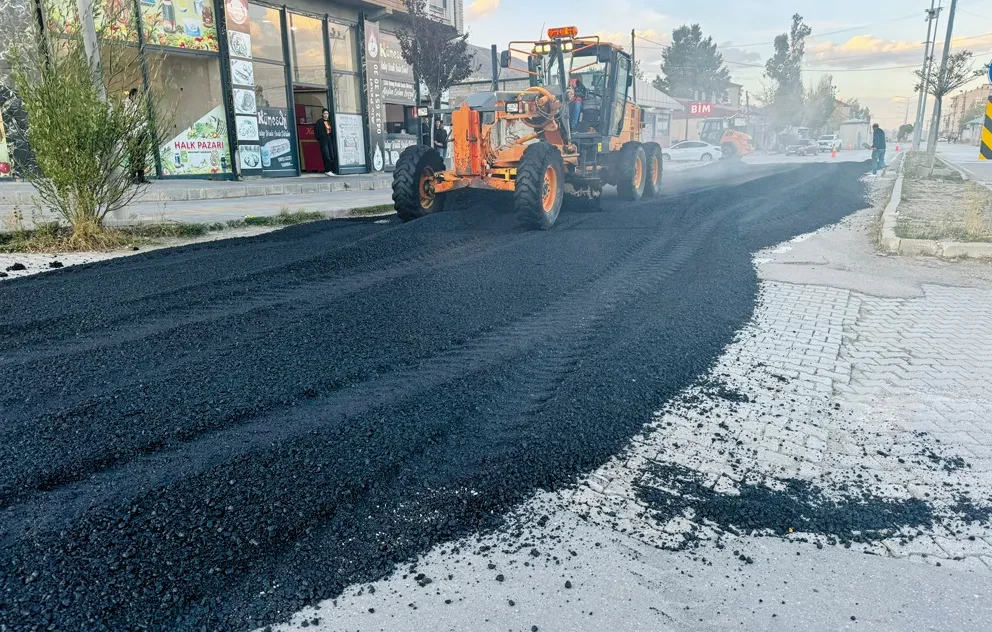 Köstebek yuvasına dönen yollara yama…