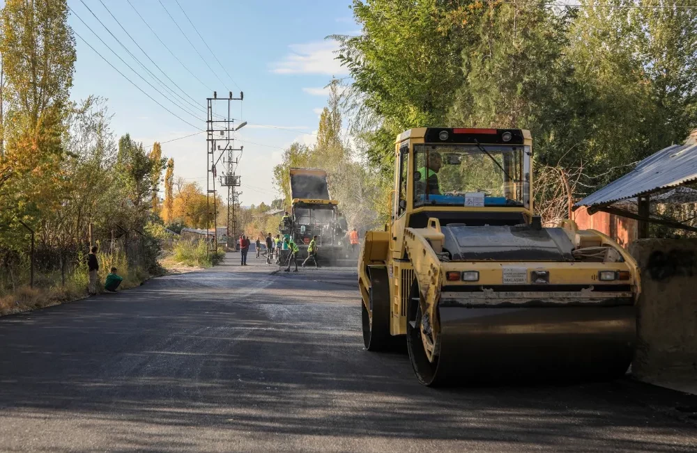 Büyükşehir Belediyesi Süphan caddesini asfaltlıyor