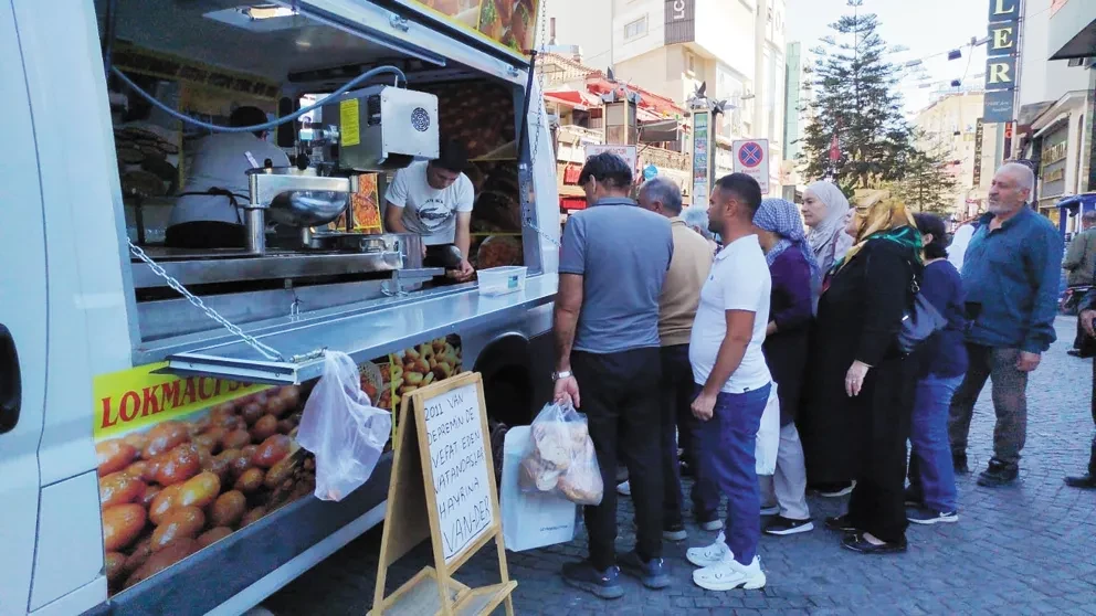 Depremde hayatını kaybedenler için hayır lokması dağıtıldı