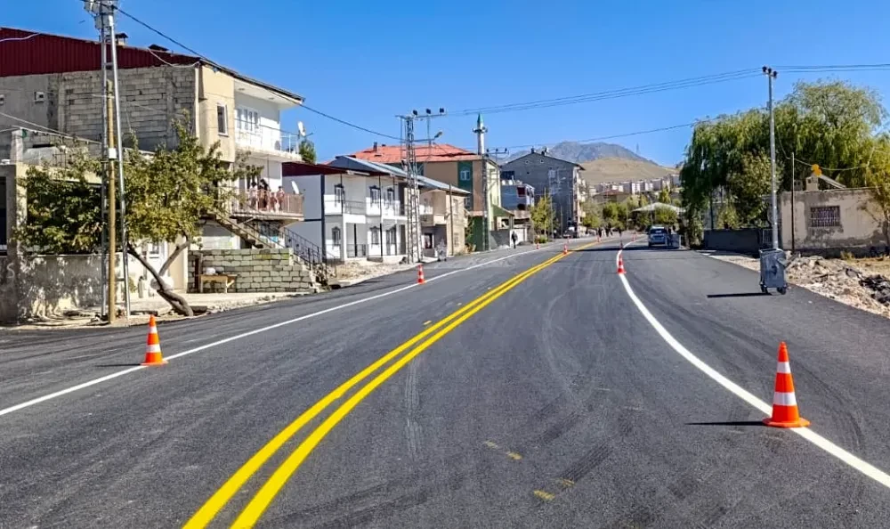 Süphan caddesinde yol çizgi boyama çalışması 