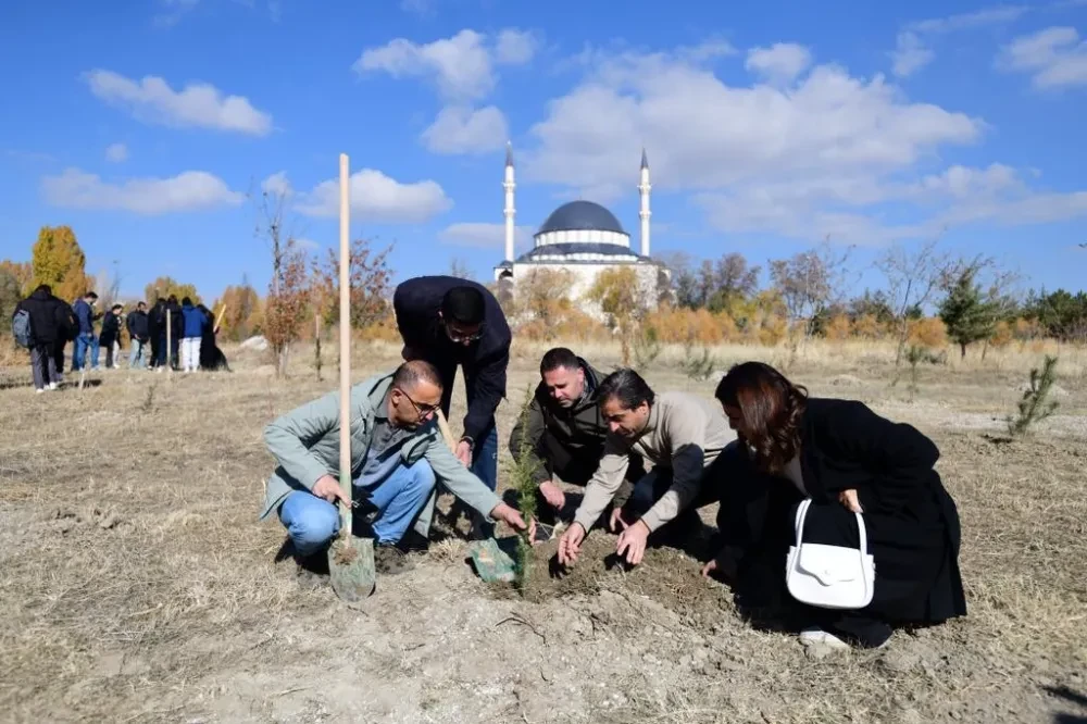 Van YYÜ’de ağaç dikim etkinliği