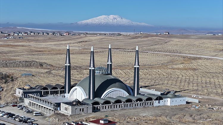 Tıbbiye Camii ve Külliyesi’nde İlk Cuma Namazı Kılındı